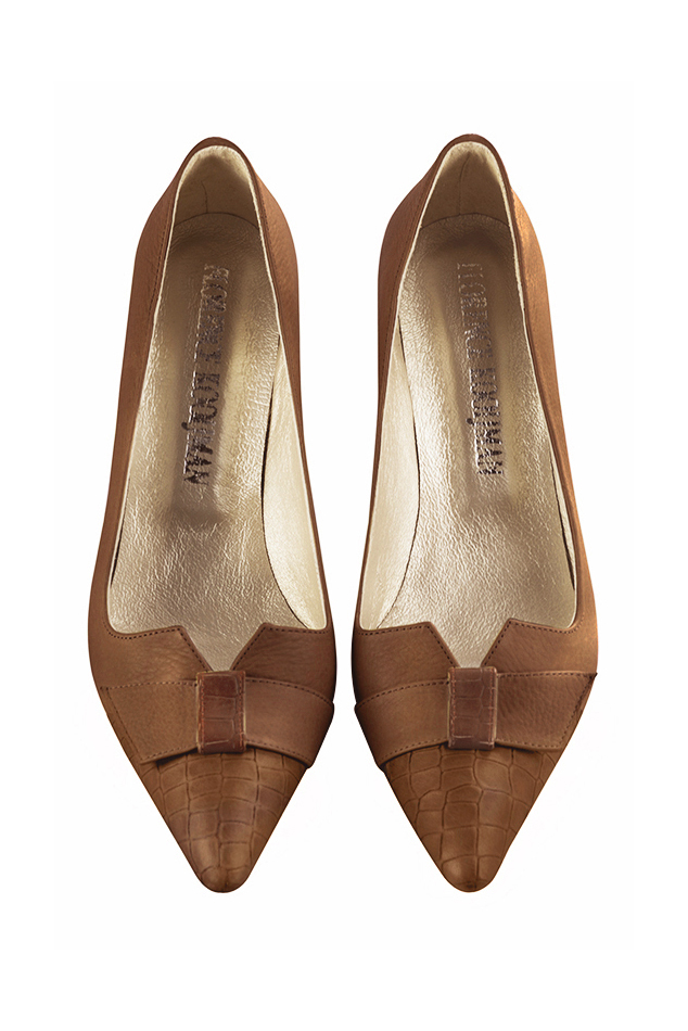 Caramel brown women's dress pumps, with a knot on the front. Tapered toe. Medium block heels. Top view - Florence KOOIJMAN